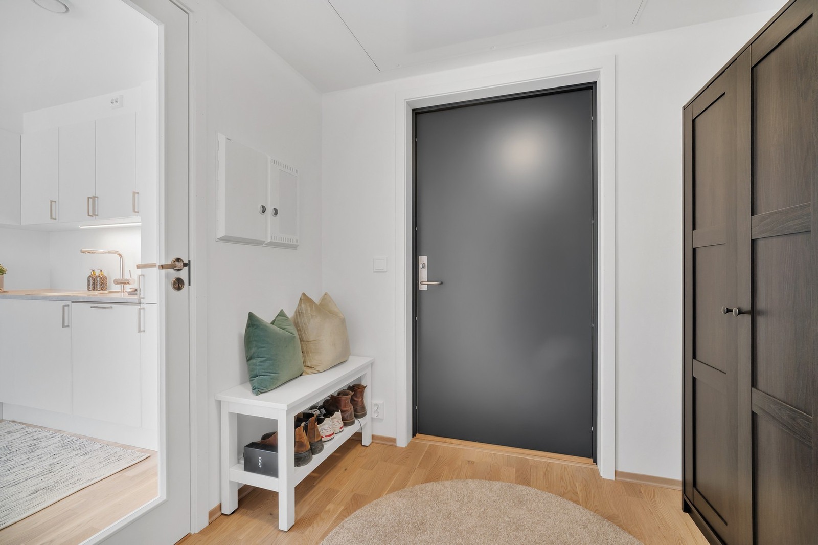 Romslig gang med god plass for oppvaring og garderobeskap.